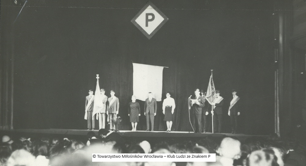 Historia flagi - pierwszego polskiego symbolu w powojennym Wrocławiu [POSŁUCHAJ] - Pierwsze publiczne okazanie flagi znad obozu Burgweide szerokiemu gronu wrocławian. Kino „Śląsk”, inauguracja XVI Dni Wrocławia, 6 maja 1971 rok. Fot. ze zbiorów Towarzystwa Miłośników Wrocławia – Klubu Ludzi ze Znakiem P