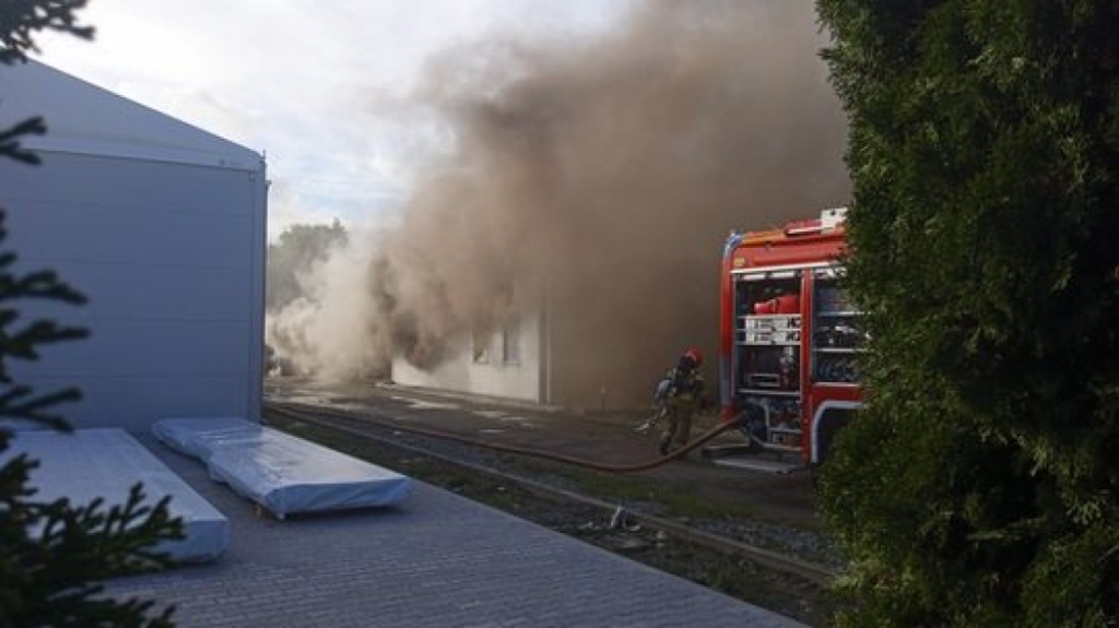 Groźny pożar w Bielawie - fot Jarosław Wrona 