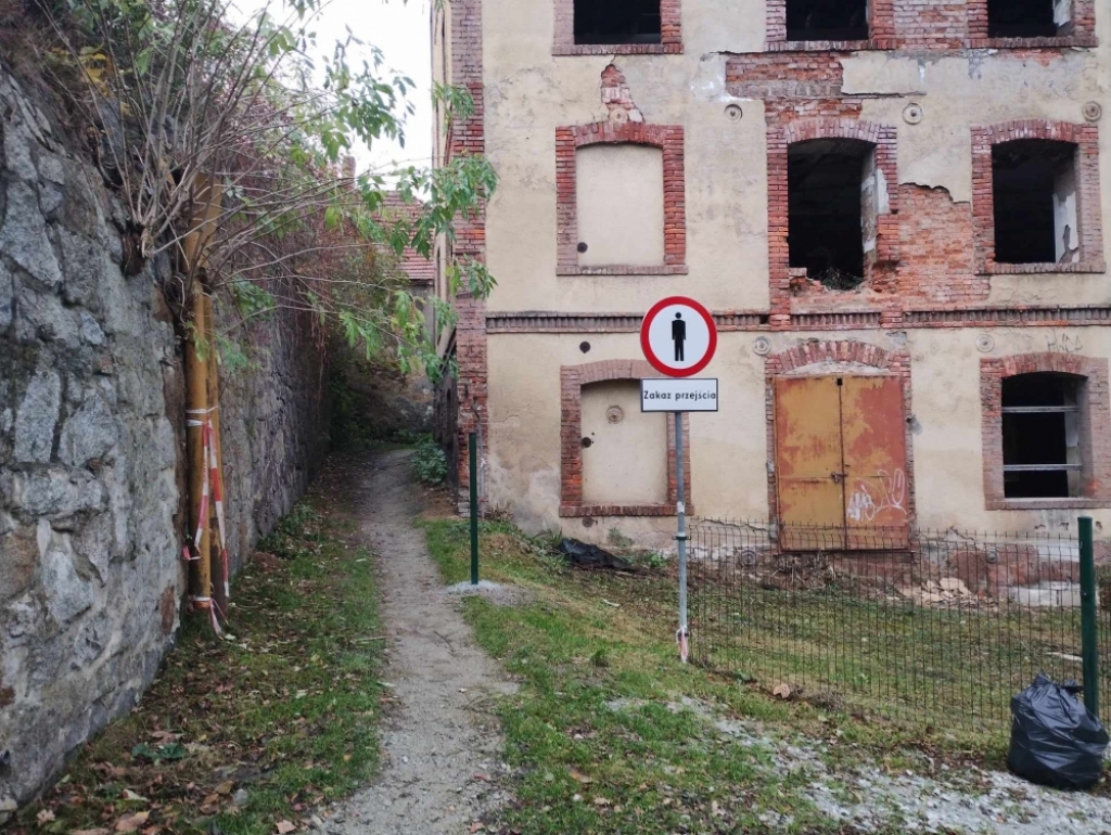 Bolków: Mieszkańcy mają dość, samorządowcy rozkładają ręce. Chodzi o niszczejący młyn - fot. Jakub Ciołko