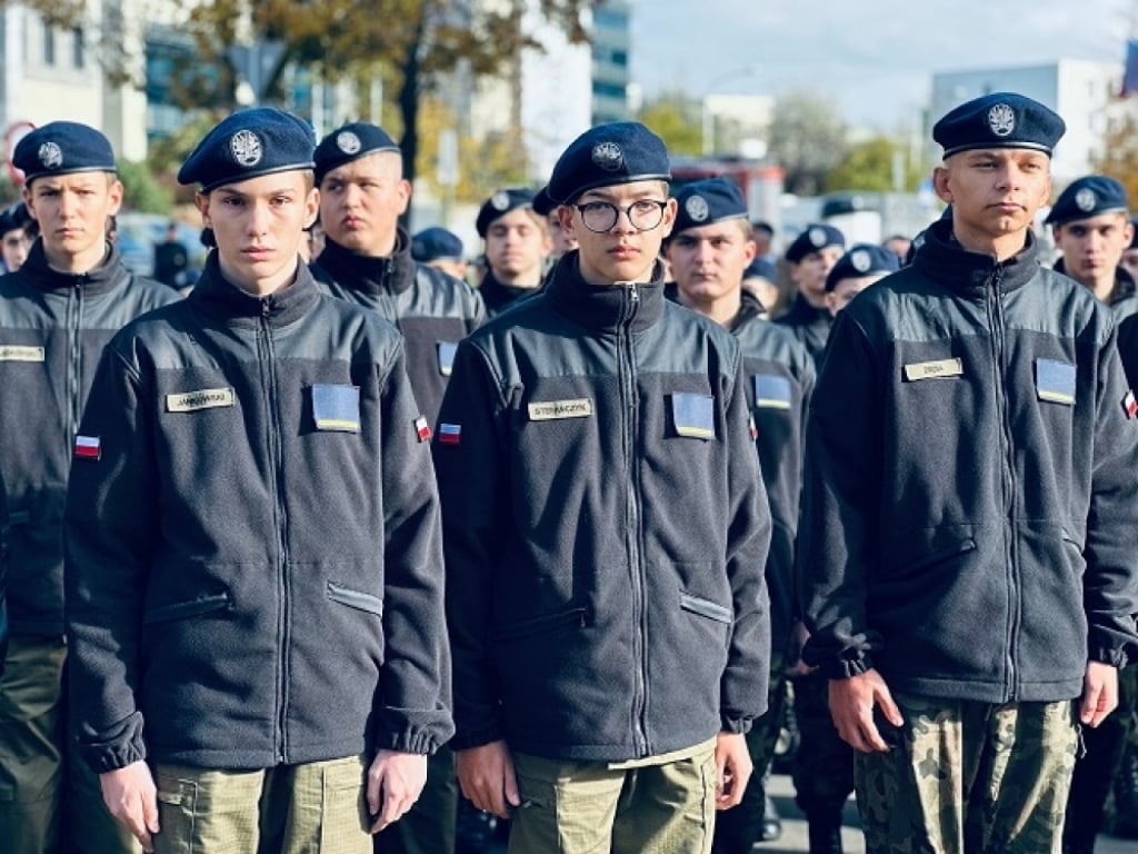Uroczyste ślubowanie klas mundurowych - Fot: Piotr Słowiński