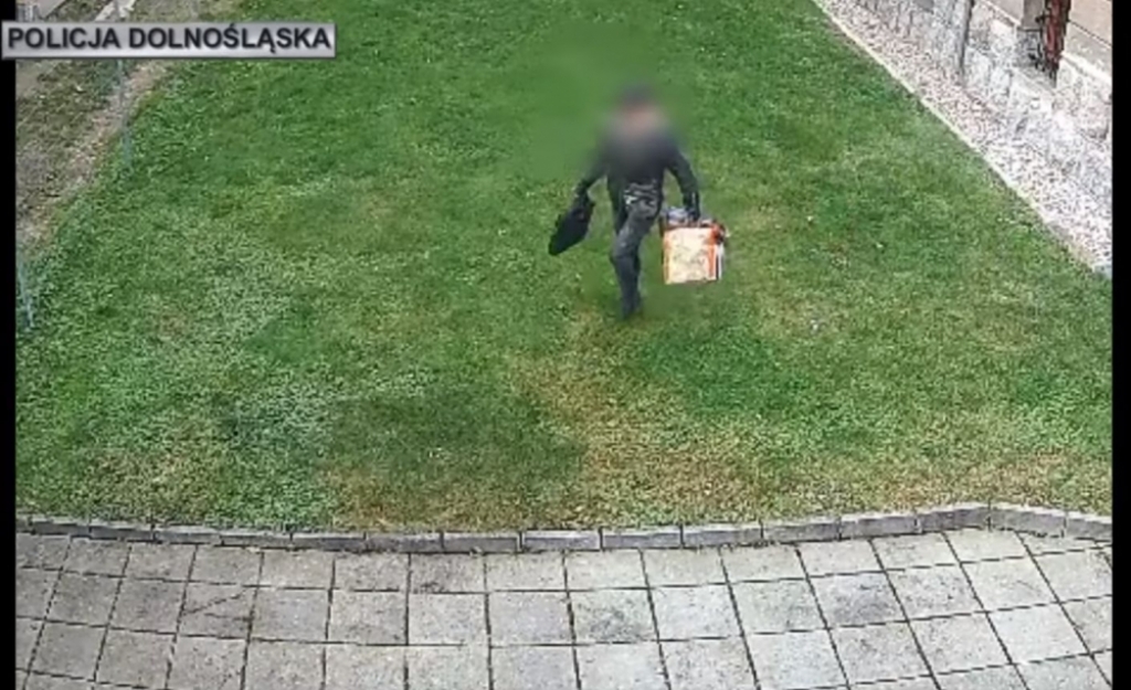 Ukradli bagaże. Grozi im do 5 lat więzienia - fot. Policja