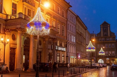 Świąteczne dekoracje już wiszą nad wrocławskimi ulicami