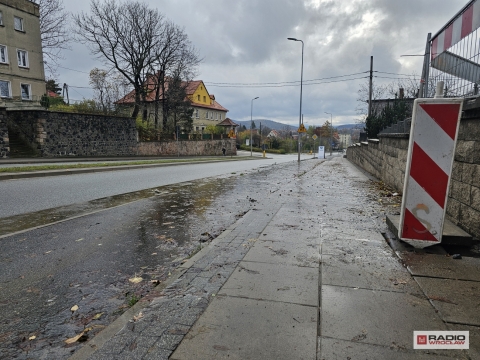 Wałbrzych zabiera się za naprawę pękniętego rurociągu. Woda płynie po chodniku od wakacji - 1