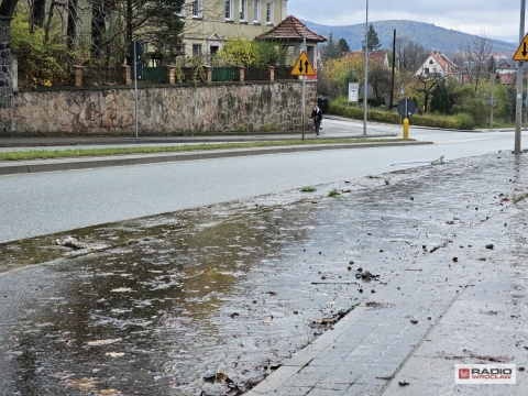 Wałbrzych zabiera się za naprawę pękniętego rurociągu. Woda płynie po chodniku od wakacji - 4
