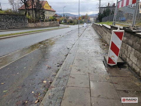 Wałbrzych zabiera się za naprawę pękniętego rurociągu. Woda płynie po chodniku od wakacji - 5
