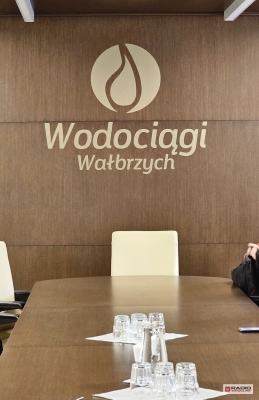 Wałbrzych zabiera się za naprawę pękniętego rurociągu. Woda płynie po chodniku od wakacji - 6