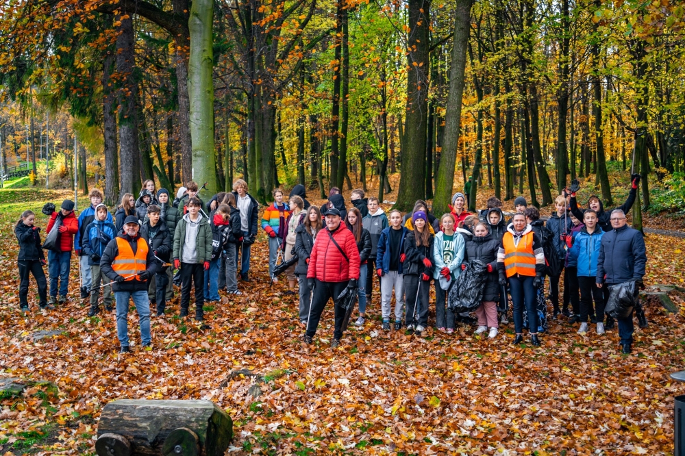 Po raz kolejny wspólnie zabrali się za sprzątanie swojej okolicy, dziś widać już efekty ich pracy - fot.  Patryk Maćkowiak - Gmina Szczawno Zdrój