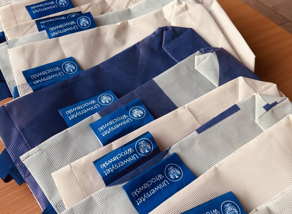 Uszyto je z baneru reklamowego, to wyjątkowe torby Uniwersytetu Wrocławskiego - fot. Uniwersytet Wrocławski