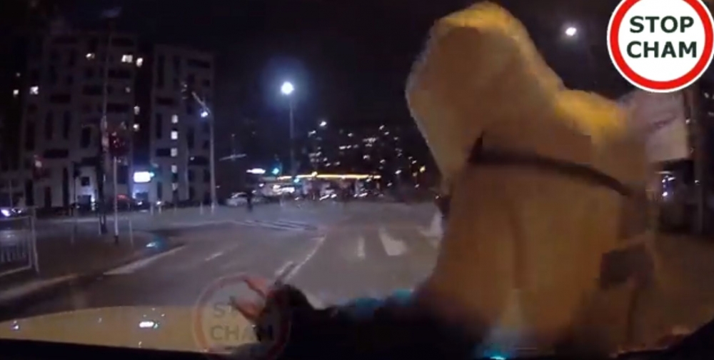 Potrącenie we Wrocławiu. Kobieta nagle wbiegła na jezdnię [FILM] - fot. Stop Cham