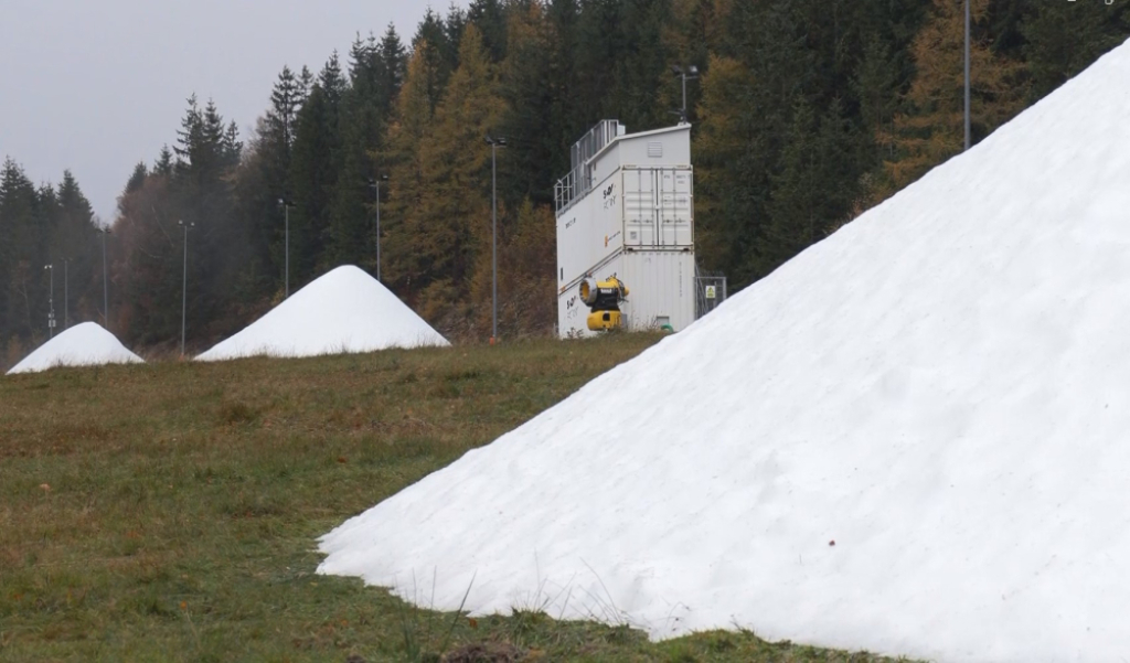 Dolnośląskie stoki rozpoczynają produkcję śniegu - fot. Piotr Słowiński