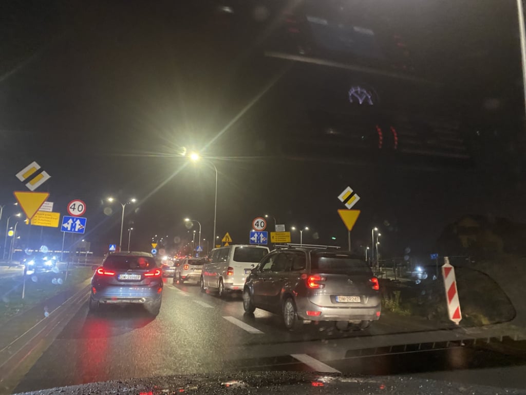 Deszczowe popołudnie paraliżuje ruch na południu Wrocławia - fot. słuchacz