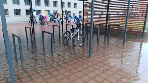 "Miała być szkoła bez basenu, a jednak mamy pływalnię". Placówka przy Asfaltowej zalana - 1