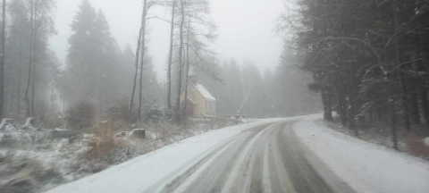 Trudne warunki na dolnośląskich drogach. Sypnęło śniegiem [ZDJĘCIA] - 1