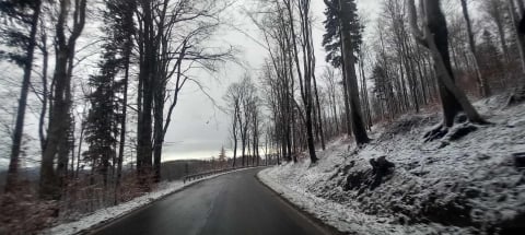 Trudne warunki na dolnośląskich drogach. Sypnęło śniegiem [ZDJĘCIA] - 4