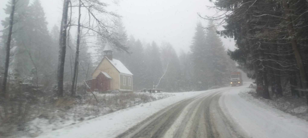 Trudne warunki na dolnośląskich drogach. Sypnęło śniegiem [ZDJĘCIA] - fot. Słuchacz Piotr