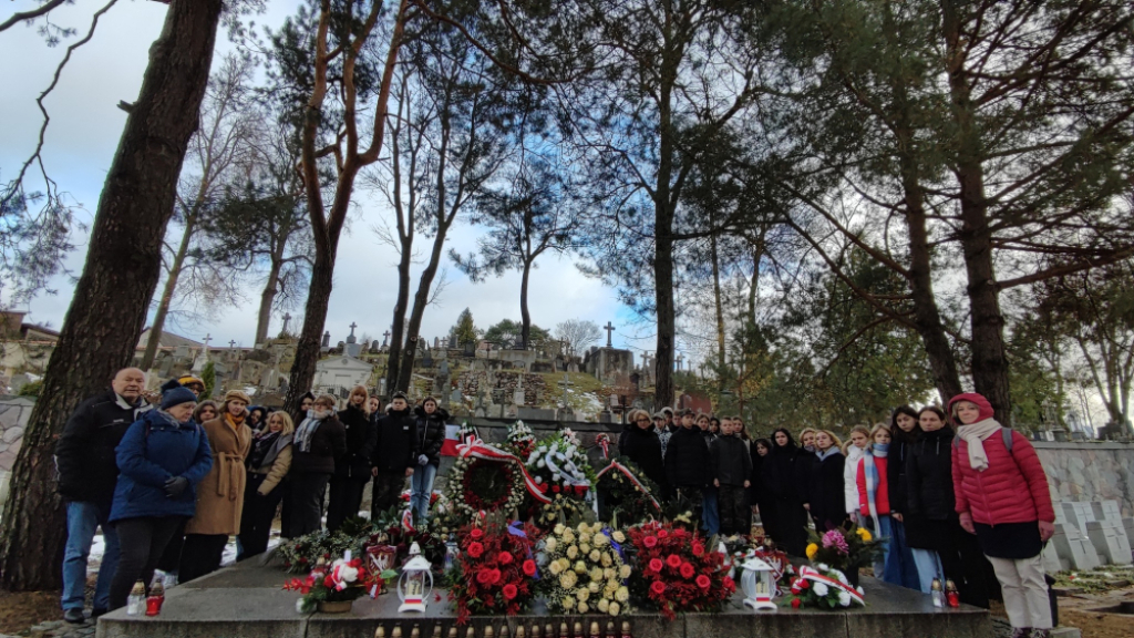 Młodzi Dolnoślązacy sprzątają kresowe mogiły - fot. Stowarzyszenie Odra-Niemen