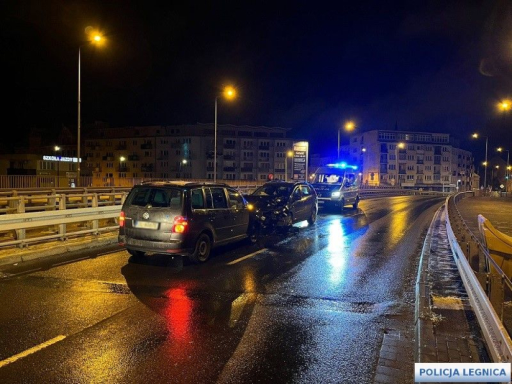 Nietrzeźwy kierowca wjechał pod prąd i trafił na... innego nietrzeźwego - fot. Policja Legnica