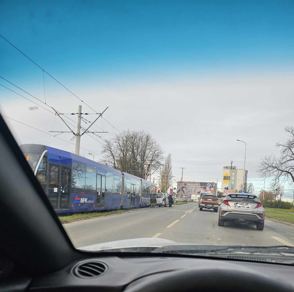 Kolizja tramwaju z samochodem osobowym we Wrocławiu - fot. Łukasz Pudlewski