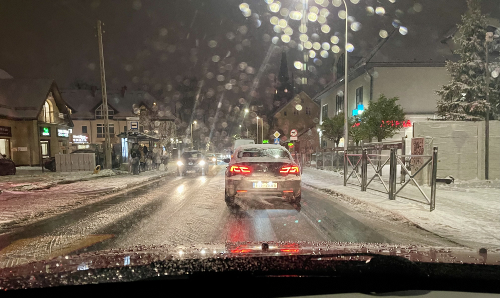 Spadł śnieg, kierowcy zdezorientowani. Policja apeluje o ostrożność [RAPORT] - fot. radiowroclaw.pl