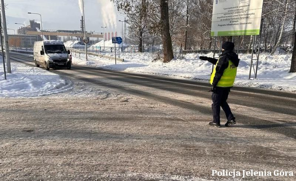 Wysokie mandaty za nieodśnieżone samochody - fot. mat. prasowe Policja Jelenia Góra