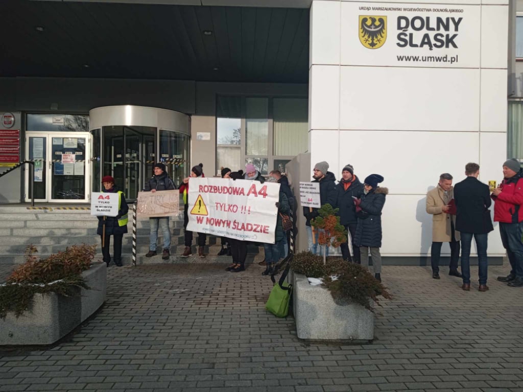 Protest po decyzji o rozbudowie A4 w obecnym śladzie - fot. RW