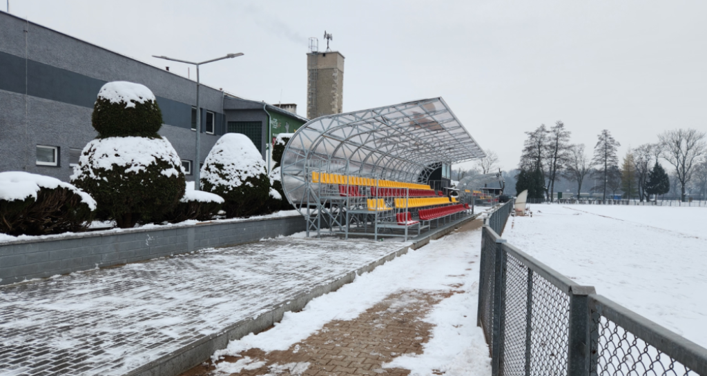 Kłodzki stadion z nowymi trybunami. Urzędnicy zapowiadają też budowę hali - fot. Jarosław Wrona
