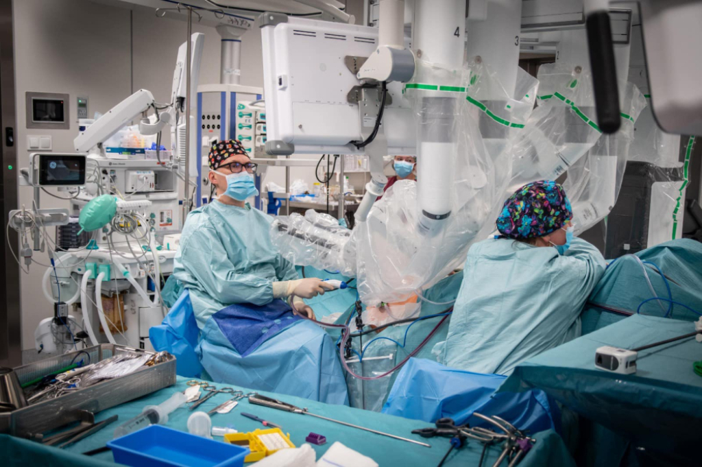 Specjaliści z kliniki urologii będą dzielić się robotem z chirurgami