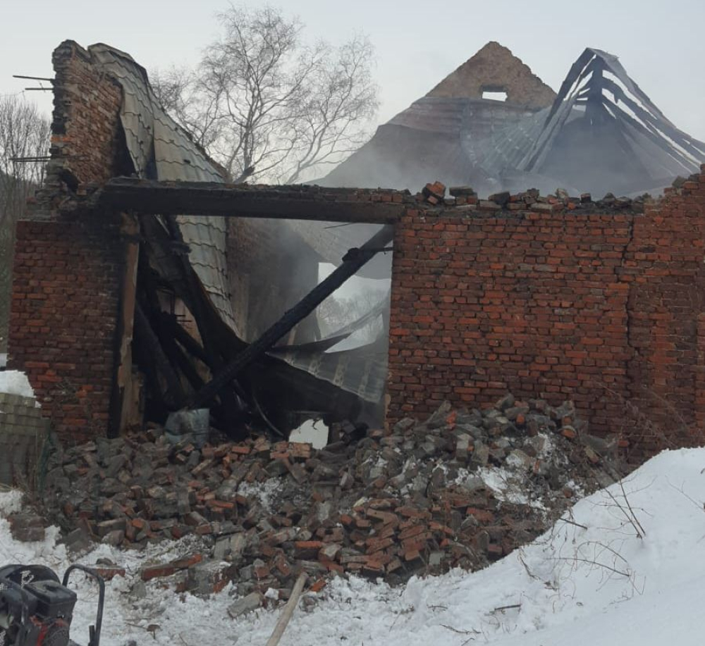 Podczas dogaszania zawaliła się ściana budynku, są ranni strażacy - Fot: KP PSP Kamienna Góra