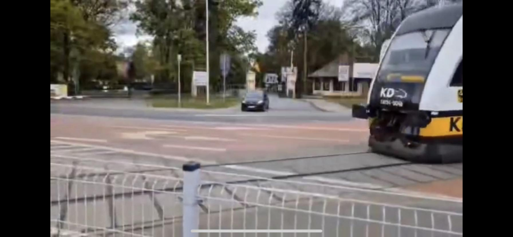 Z Toru Wyścigów Konnych prosto... pod pociąg - fot. Słuchaczka