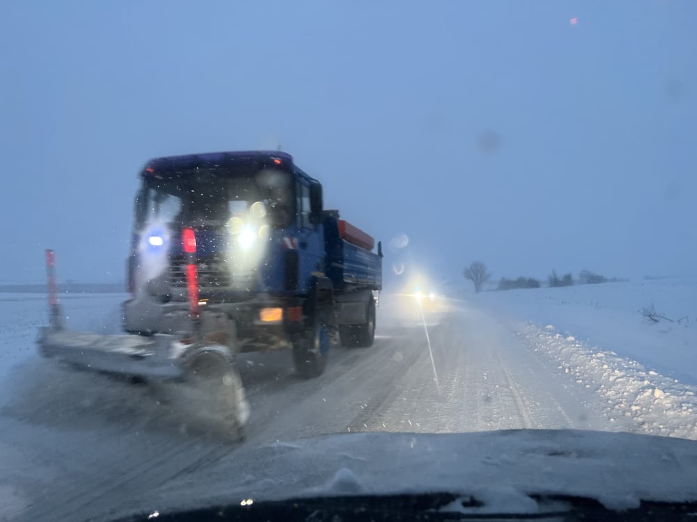 Chociaż śnieg nie pada już od kilku dni, to na wielu ulicach nadal jest biało - fot. RW