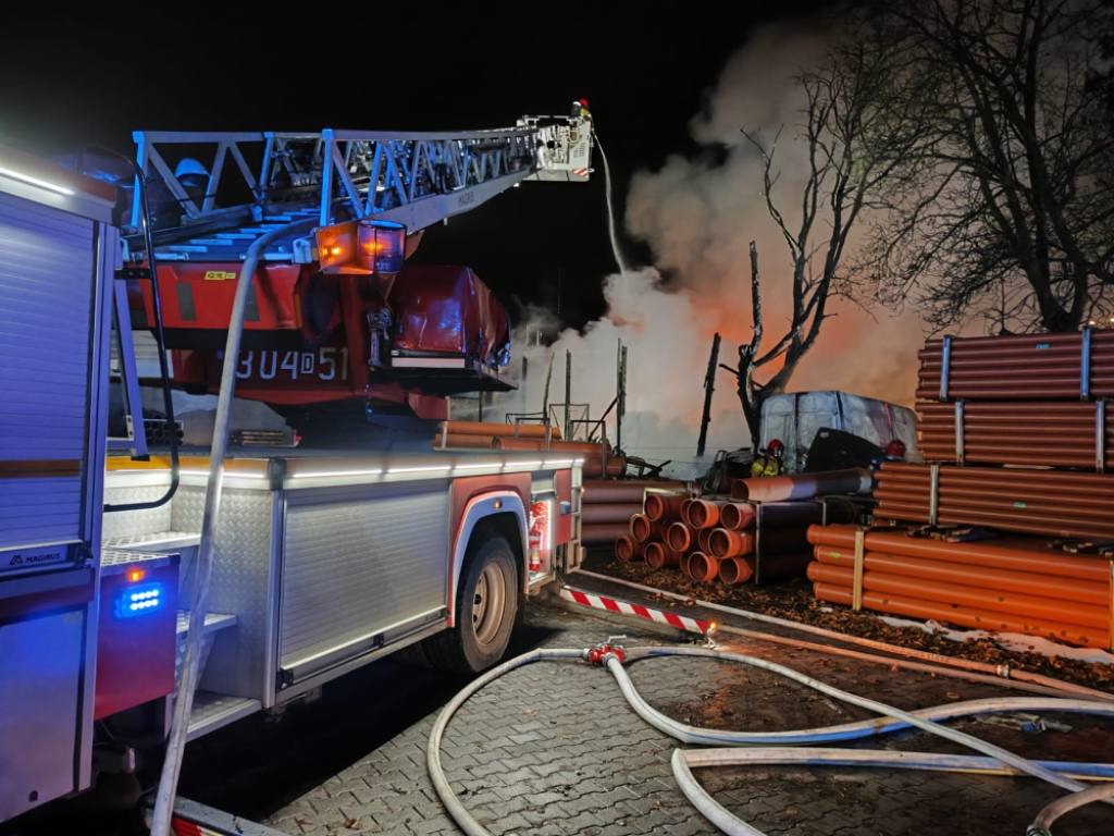 Pożar hali z materiałami budowlanymi; nie ma osób poszkodowanych [FOTO] - Komenda Miejska PSP we Wrocławiu