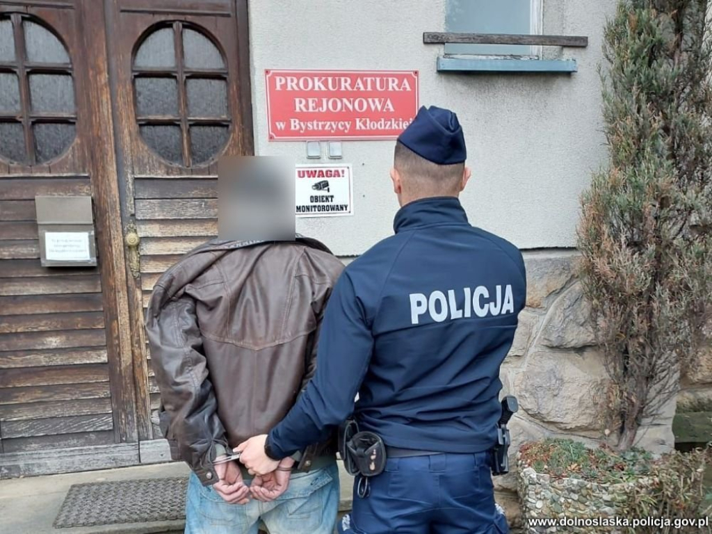 Sprawca napadu na 57-latka w rękach policji; okazał się nim 68-letni mężczyzna - fot. Policja