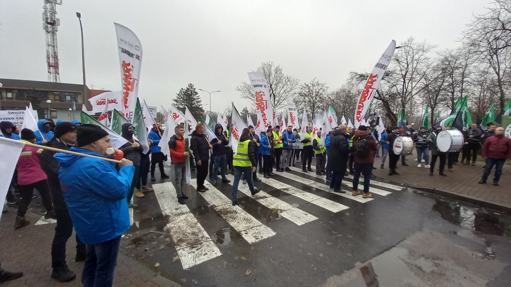 Protest górników z kopalni Rudna przed siedzibą KGHM - fot. Andrzej Andrzejewski