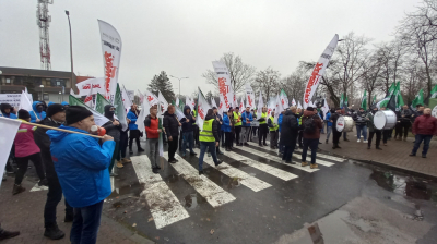 Protest g&oacute;rnik&oacute;w z kopalni Rudna przed siedzibą KGHM