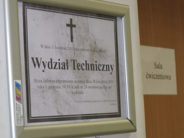 Z transparentami pod uczelnię - 2