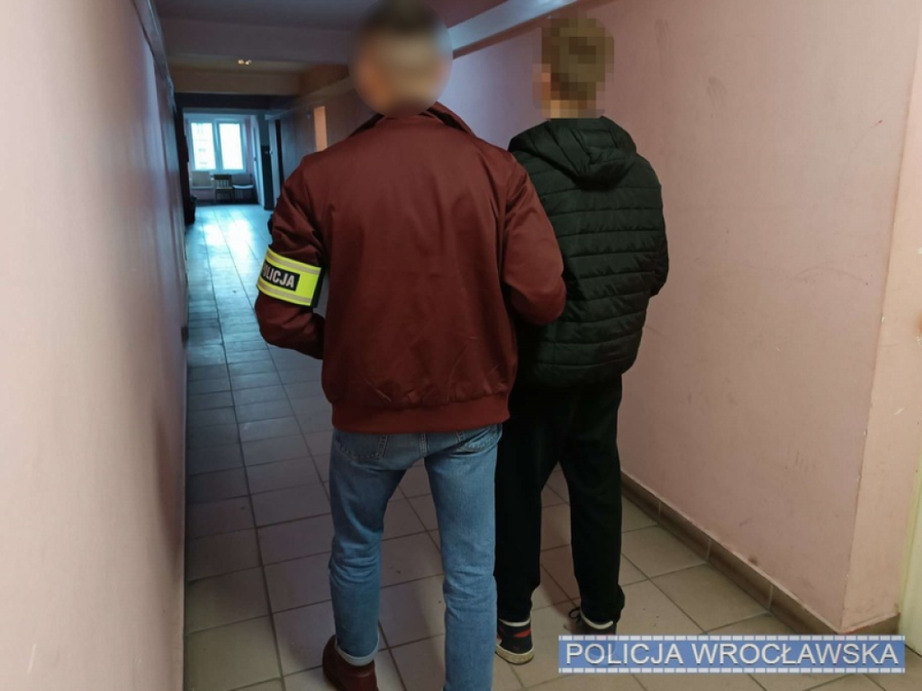 Policjanci złapali pięciu nastolatków, którzy zniszczyli chanukowy świecznik i spalili flagę Izraela - fot. Policja