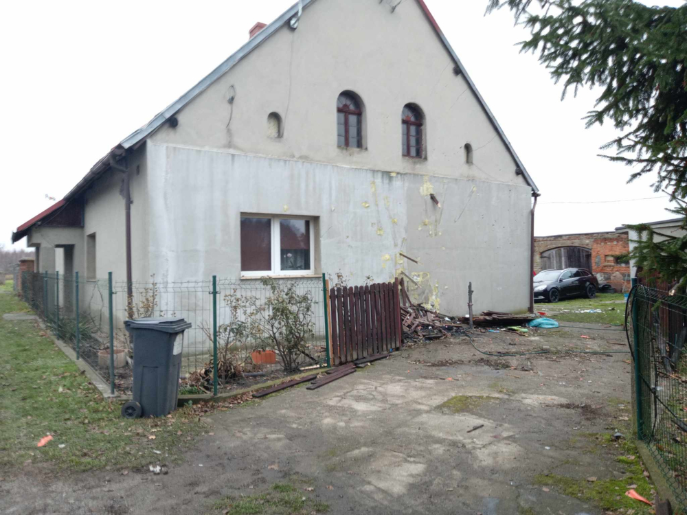 Tragiczny wypadek w Mościsku k. Jelcza, w dom wjechał samochód - fot. Jakub Ciołko