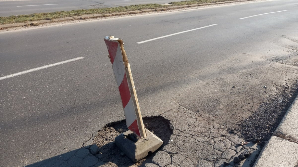 Dziurawe drogi zmorą kierowców. "Wysadziny" powstają, gdy zmienia się pogoda   - fot. Andrzej Andrzejewski