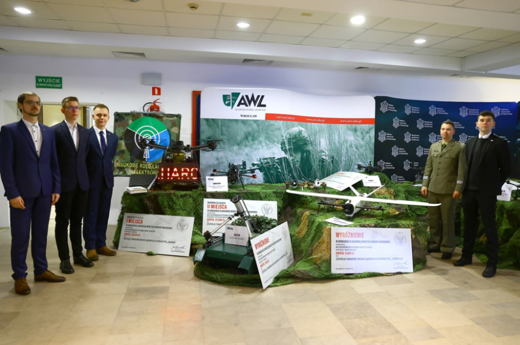 Dron studentów wrocławskiej AWL z główną nagrodą w ministerialnym konkursie - fot. AWL