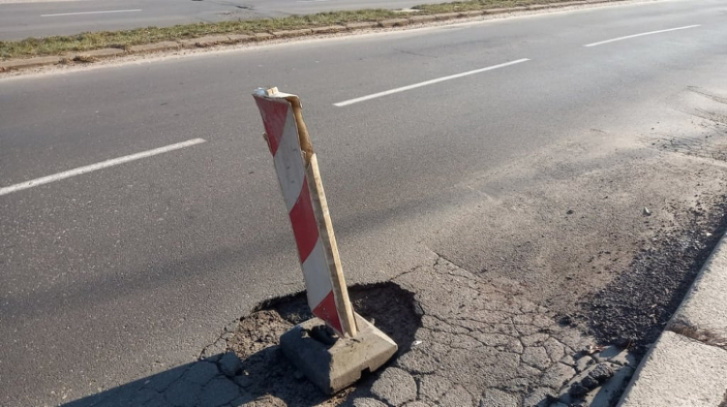 Śnieg stopniał i odsłonił dziurawe drogi. Kiedy ruszy łatanie? - fot. archiwum Radia Wrocław
