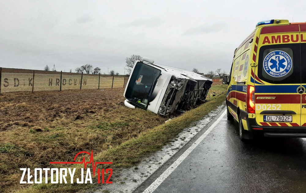 Wypadek autokaru z dziećmi koło Legnicy, dwoje trafiło do szpitala - fot. Złotoryja112