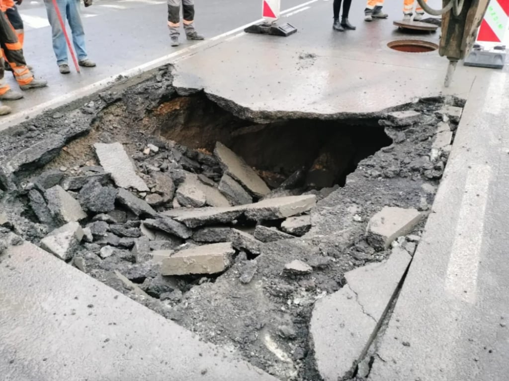 Zapadnięta nawierzchnia jezdni w Jeleniej Górze - fot. Jakub Thauer