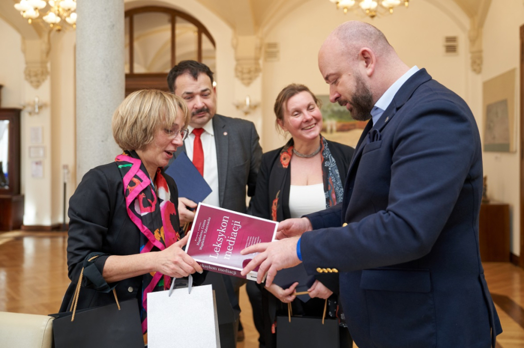 Lepiej rozmawiać, niż się sądzić - fot: materiały prasowe
