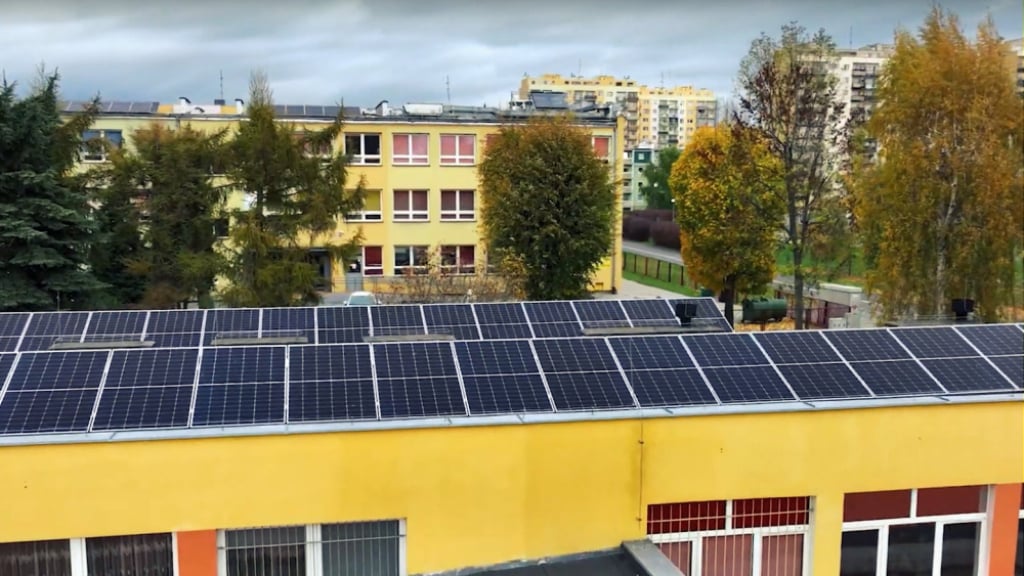 Milionowa inwestycja na dachach miejskich instytucji - fot. UM Dzierżoniów