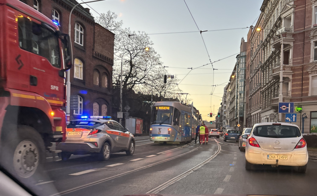 Wykolejony tramwaj na ul.Trzebnickiej, ruch w kierunku Dworca Nadodrze był zablokowany - fot. RW