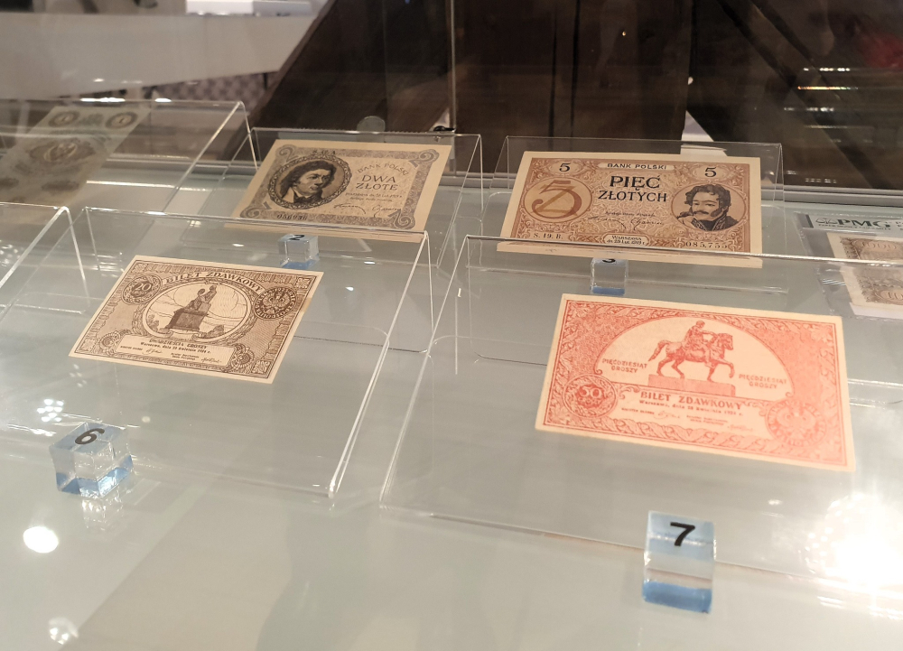 Papier jest w cenie, zwłaszcza ten zielony. Muzeum Papiernictwa w Dusznikach powiększa zbiory numizmatów - fot. Muzeum Papiernictwa