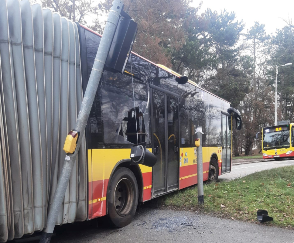 Autobus MPK wjechał w sygnalizację  - fot. Jakub Wojciechowski