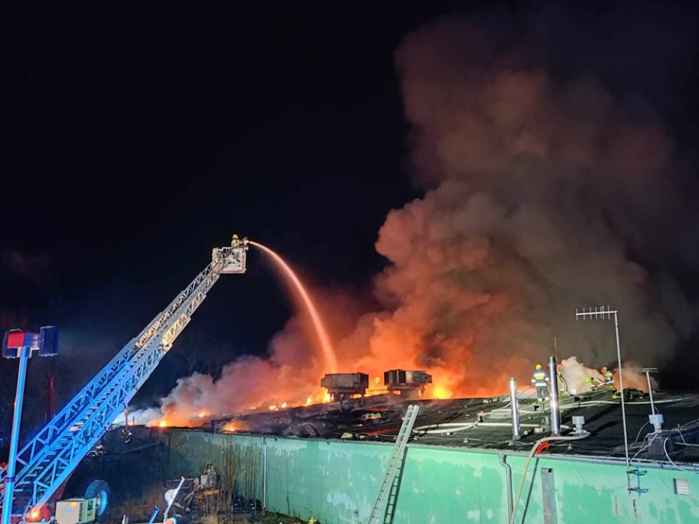 Całonocny pożar supermarketu w Górze - fot. 112 Polkowice / Facebook