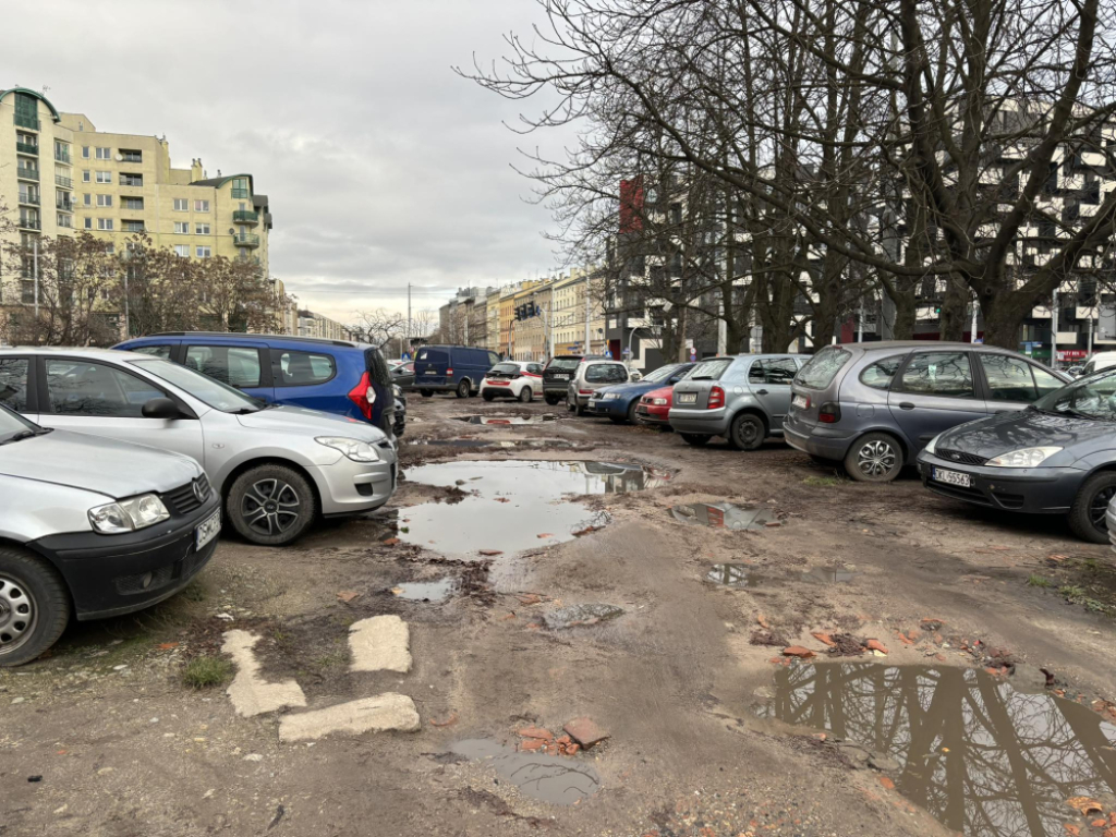 Parkuj za darmo, ale na wertepach [ZDJĘCIA] - Fot: Mateusz Florczyk