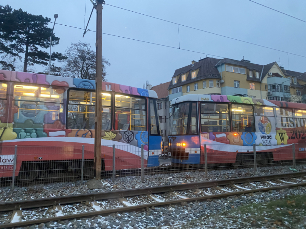 Kolizja tramwaju z samochodem na ul. Ślężnej, stoją tramwaje i samochody - fot. RW